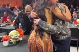 好会穿！WNBA状元阿齐·福德今日这身装扮很迷人啊！😍